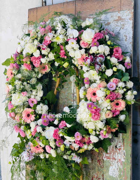 Corona funebre colore tonalità rosa.