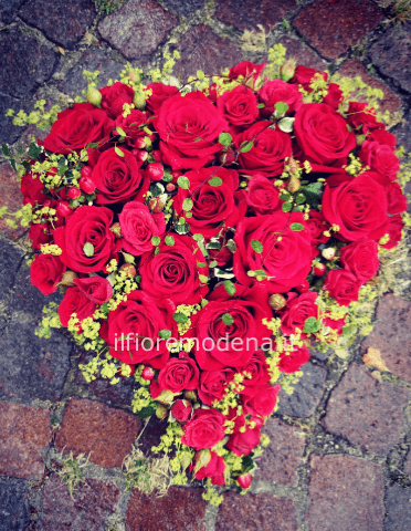 Cuore di rose e fiori di colore rosso