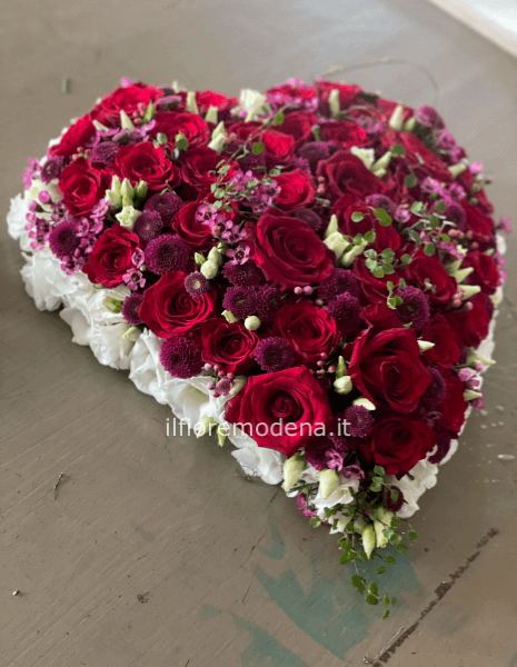 Cuore di rose e fiori rossi